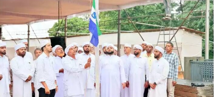 പതാക ഉയർന്നു: ജില്ലാ സാഹിത്യോത്സവിന് ഉജ്ജ്വല തുടക്കം.